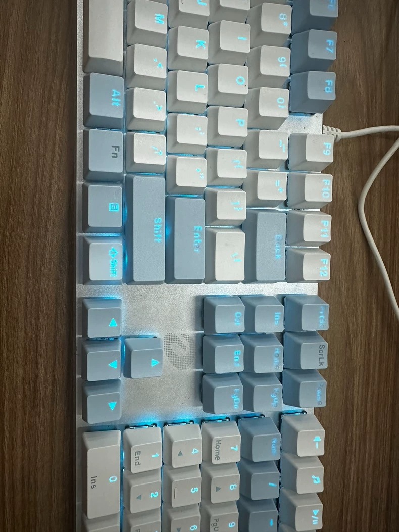 达尔优游戏办公机械键盘 108键 青轴 敲击声音很好听 自用平时很少使用用不太到很新 可以打游戏 官方旗舰店正品 159购入，想要的来，包邮出